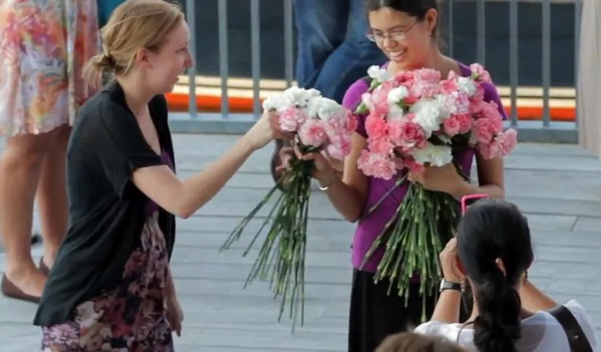 O cerere inedită în căsătorie, cu ajutorul străinilor de pe stradă VIDEO