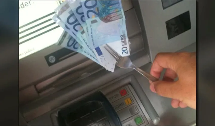 Hoţii români debordează de imaginaţie. Jefuiesc bancomatele cu furculiţa VIDEO