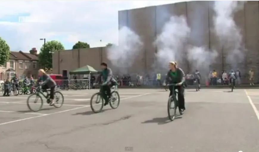 Spectacol cu artificii şi sincron pe bicicletă VIDEO