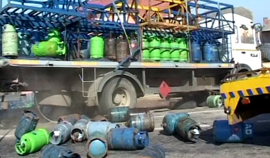 Camion plin cu butelii, răsturnat în Braşov