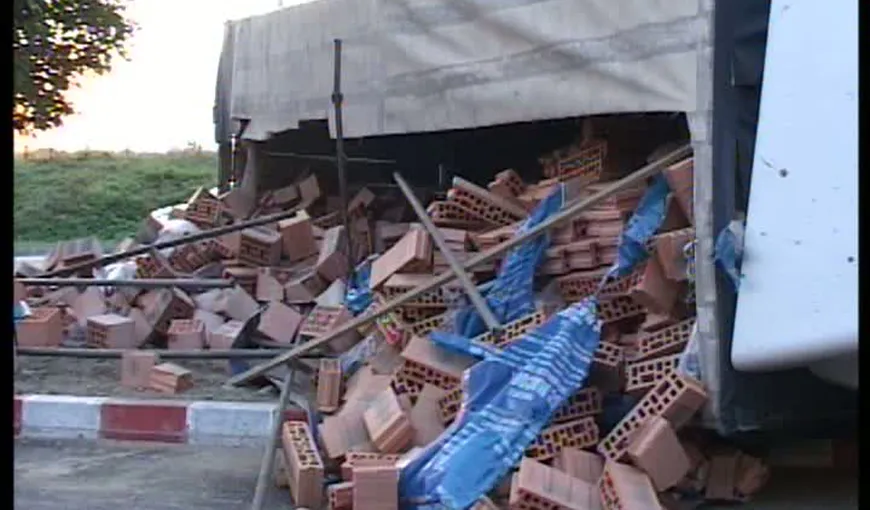Tir cu cărămidă, răsturnat la Târgu Jiu VIDEO