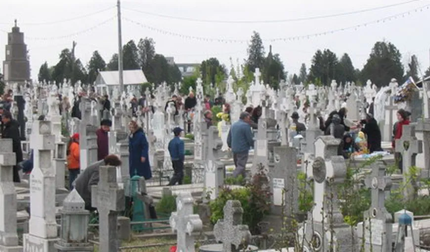 Situaţie incredibilă la Botoşani: Oamenii îşi îngroapă morţii într-o parcare