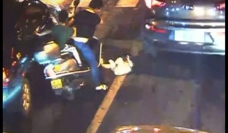 A scăpat ca prin minune: O fetiţă a fost la un pas de a fi strivită de o maşină VIDEO