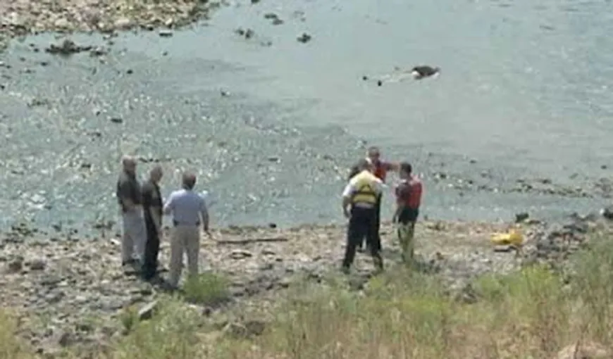 Martori şocaţi: „Bărbatul mort” care plutea pe râu s-a ridicat brusc VIDEO