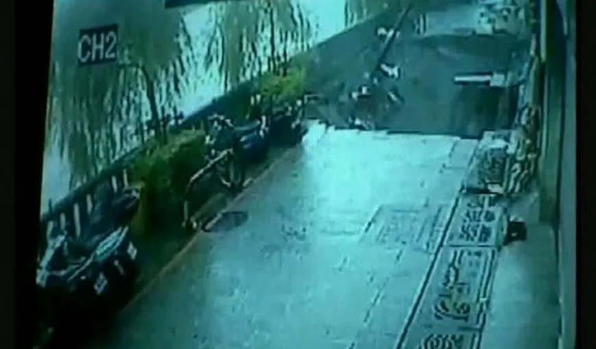 IMAGINI ŞOCANTE Un drum s-a prăbuşit sub greutatea unui om, în timpul taifunului din Taiwan VIDEO