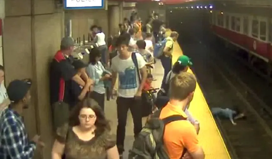 Imagini şocante: O femeie care-şi ţinea copilul în braţe a căzut pe şinele de la metrou VIDEO