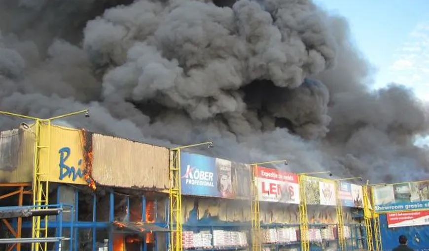 Incendiu puternic în Alexandria: Un magazin de materiale de construcţii s-a făcut scrum VIDEO