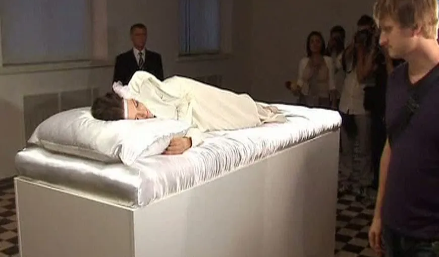 Expoziţie inedită în Kiev: Cinci frumoase adormite îşi aşteaptă aleşii pe un postament VIDEO