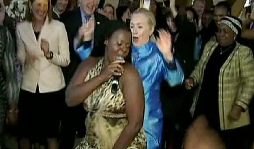 Hillary Clinton, dans lasciv cu o cântăreaţă din Africa de Sud VIDEO