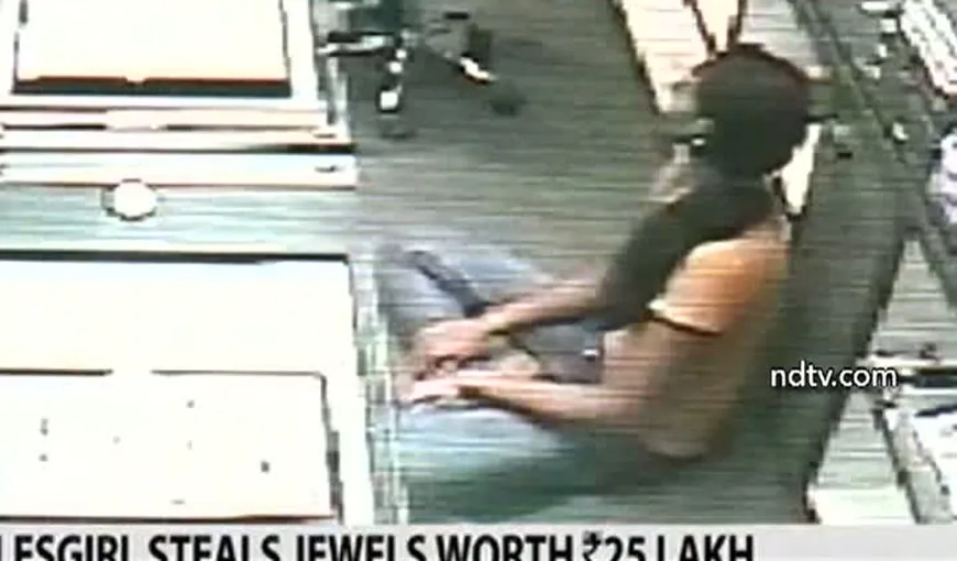 Tupeu de hoţ: O tânără a furat diamante din magazin de faţă cu patronul şi clienţii VIDEO