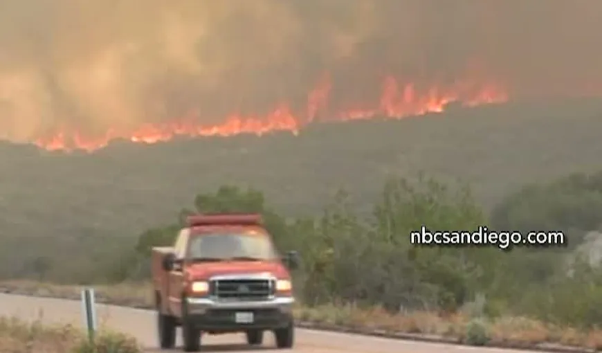 Sute de oameni, evacuaţi în urma unor incendii de vegetaţie din California VIDEO