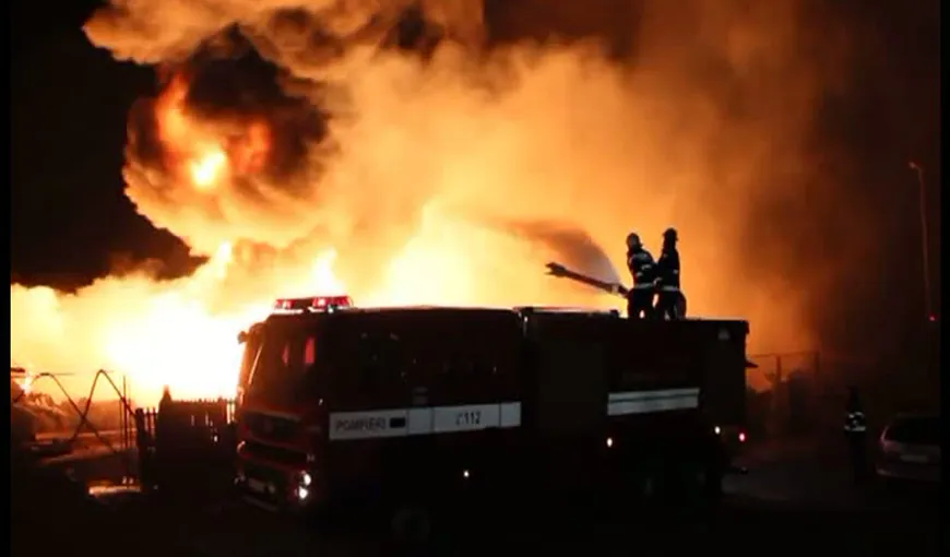 Incendiu devastator în Botoşani. Patru microbuze şi un autocar s-au făcut scrum VIDEO
