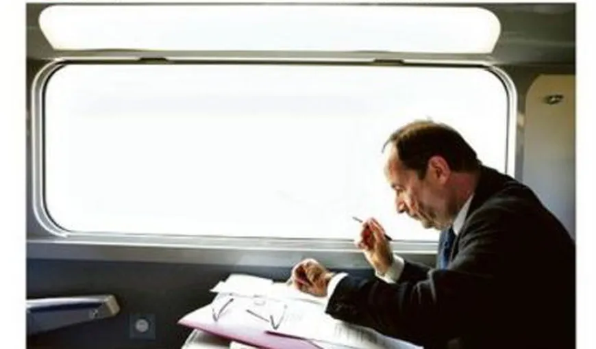 Un preşedinte NORMAL: Francois Hollande şi prietena lui au plecat în concediu cu trenul