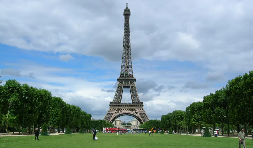 Turnul Eiffel, închis două ore, din cauza unui bărbat care ameninţa că se aruncă în gol
