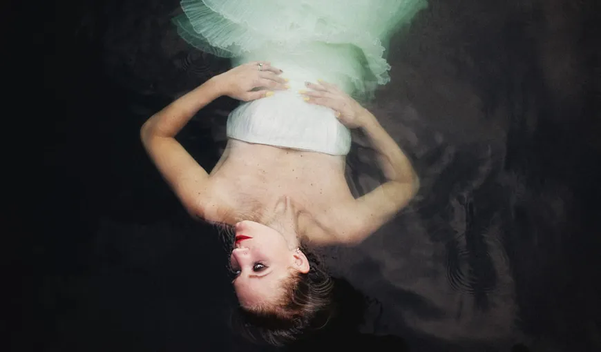 NUNTĂ CU FINAL TRAGIC. O tânără s-a înecat în timp ce poza în rochia de mireasă