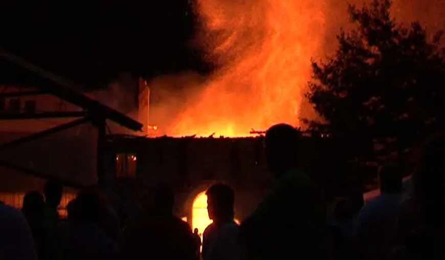 Incendiu devastator, la Băile Olăneşti. Flăcările au mistuit clădirea Băilor minerale VIDEO