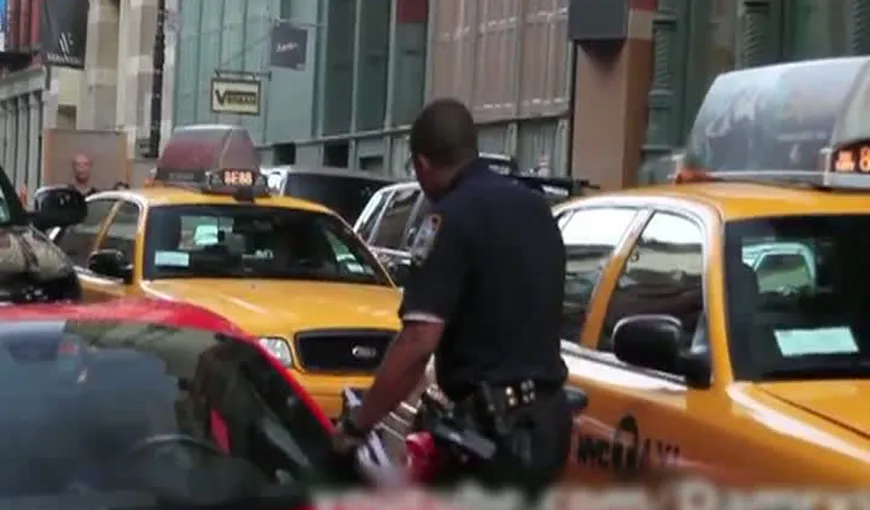 Riscurile meseriei: Un poliţist, călcat pe picior cu maşina de un şofer care voia să fugă VIDEO
