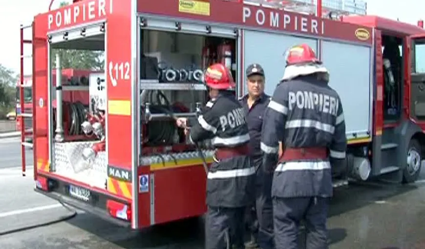 Un microbuz cu pasageri a luat foc la intrarea în municipiul Piteşti VIDEO