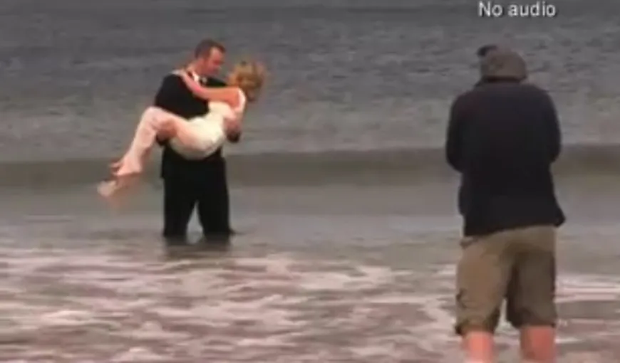 Mireasă la apă. A fost aruncată în mare de soţul ei imediat după cununie VIDEO