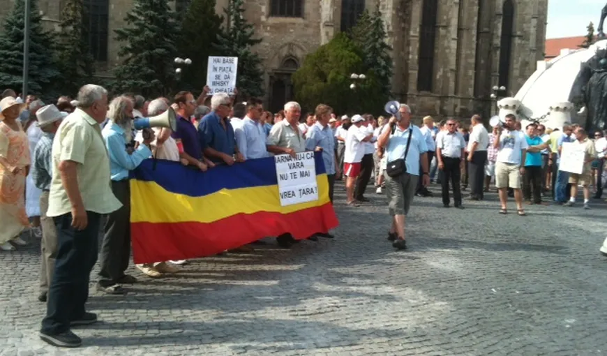 Miting anti-Băsescu la Cluj: Protestatarii au avut afişe cu „Cetăţean invalidat”