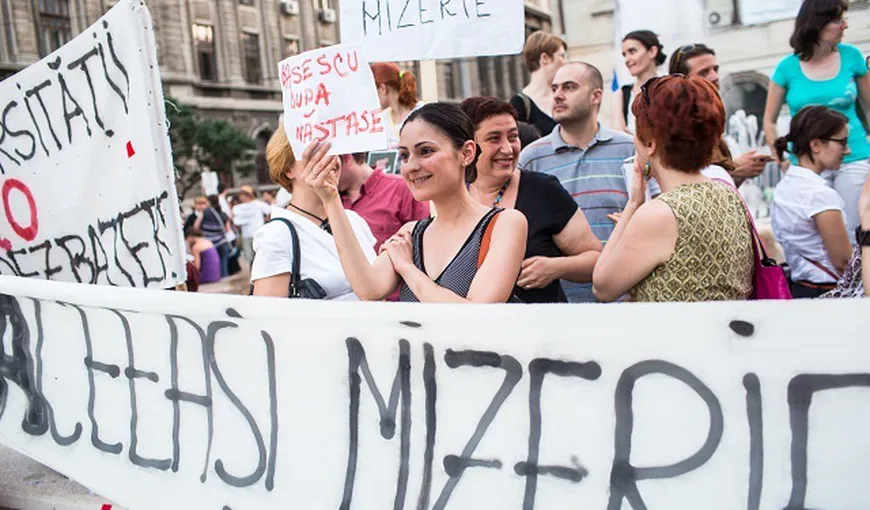 Peste 60 de persoane au protestat în Piaţa Unirii din Cluj: „Băsescu şi CCR, aceeaşi mizerie”