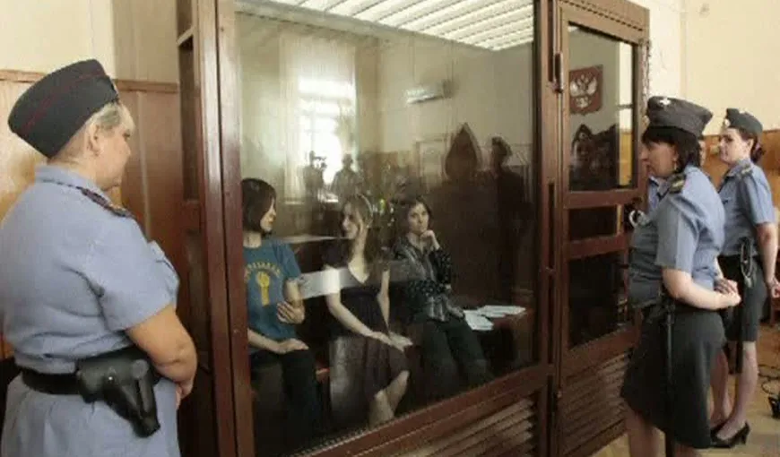 Pussy Riot îi dedică, din închisoare, un nou cântec preşedintelui rus: „Putin aprinde focurile”