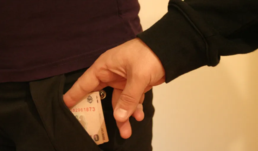 Un comisar de la Protecţia Consumatorilor, prins după ce a luat mită 100 de euro