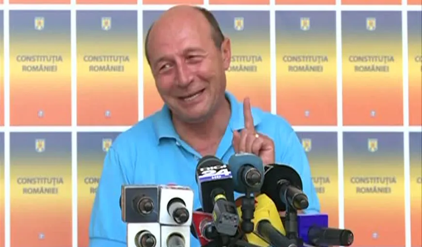 Băsescu a renunţat la înot. Vezi de ce se teme preşedintele suspendat de piscina publică VIDEO