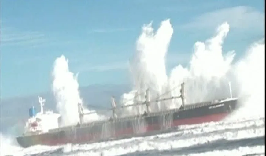 Furtună spectaculoasă în Chile: Valurile au ajuns până la şosea VIDEO