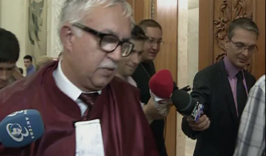 Preşedintele CCR, Augustin Zegrean, apostrofat pe holurile Parlamentului VIDEO