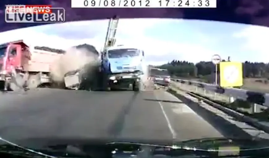 Accident teribil în Rusia. Un TIR face praf un camion şi o maşină VIDEO
