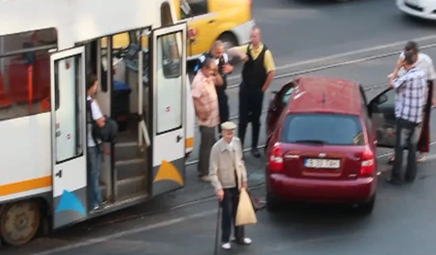 Accident în Capitală: O maşină a fost lovită de tramvai VIDEO