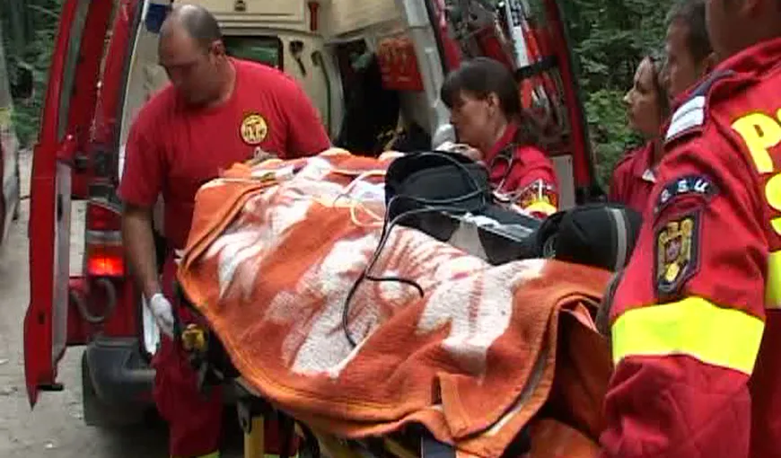 Un bărbat din Bistriţa, în stare gravă după ce s-a răsturnat cu tractorul VIDEO