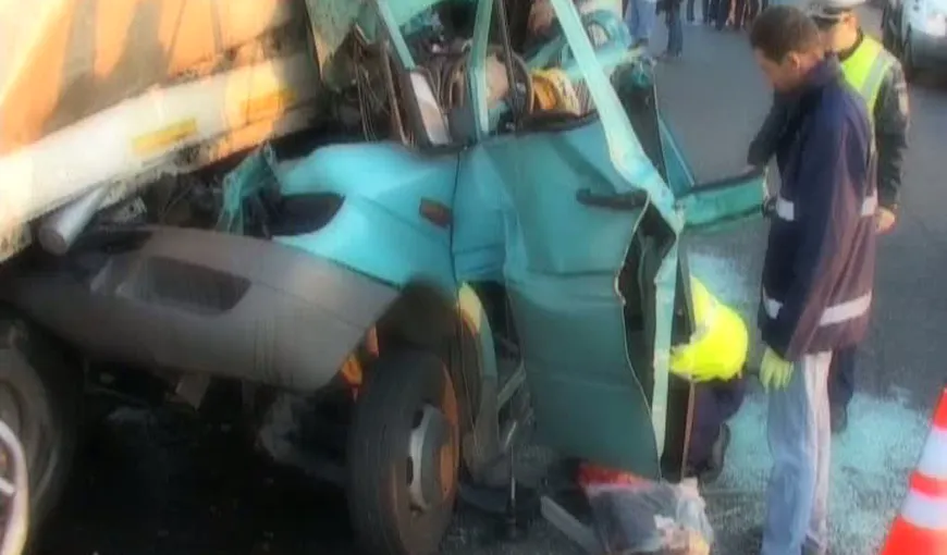 GRAV ACCIDENT în Ialomiţa: Patru persoane au murit după ce un microbuz a intrat într-un TIR oprit