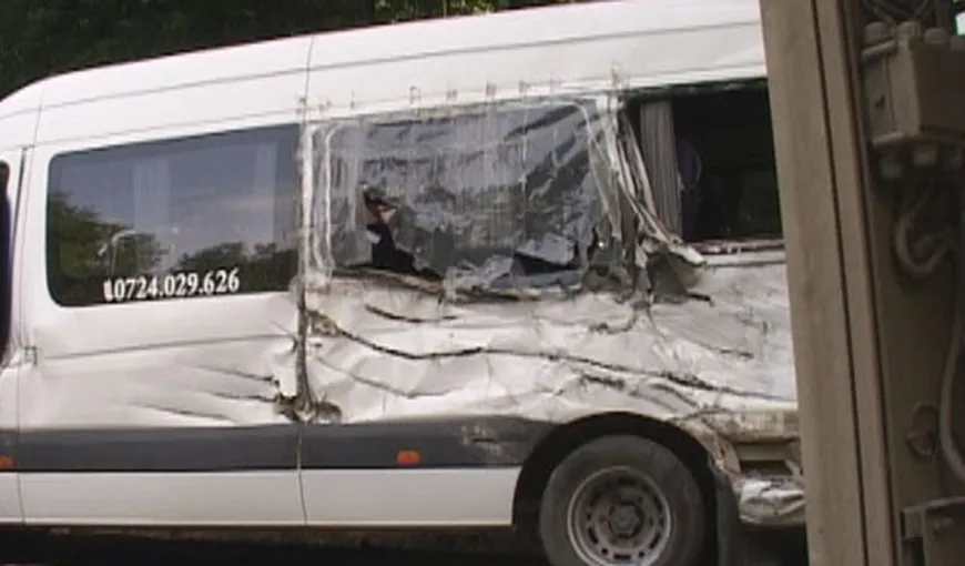 Accident cu şase răniţi, în Vaslui. Un microbuz s-a izbit de un camion