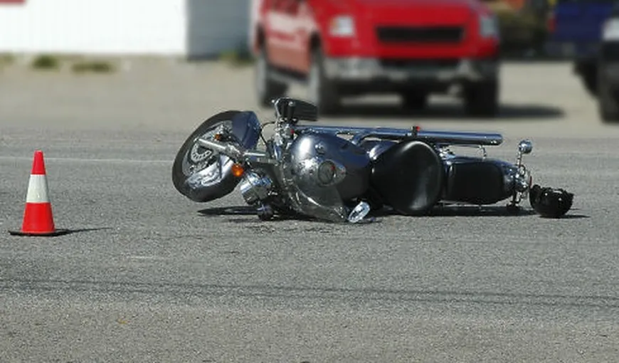 Un motociclist, arestat după ce a accidentat o femeie şi a abandonat-o pe marginea drumului