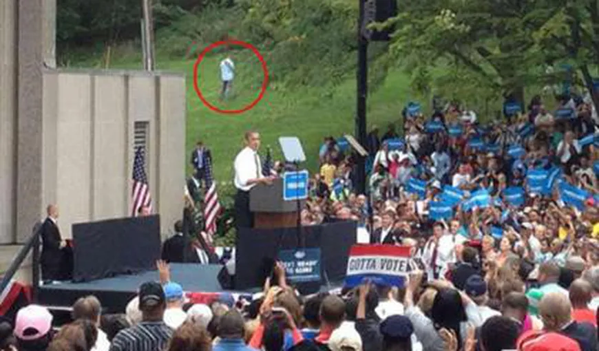 Ce face un agent secret în timp ce Barack Obama rosteşte un discurs FOTO