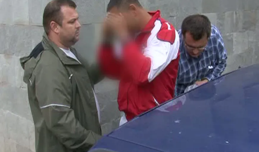 Bărbatul care a tăiat gâtul unui sportiv într-un club din Suceava, adus în faţa judecătorilor