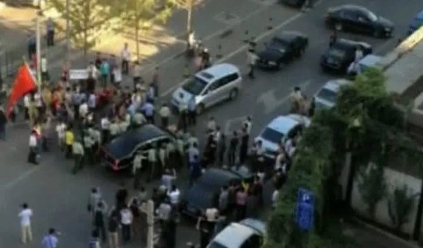 Maşina ambasadorului SUA în China, atacată cu pietre VIDEO