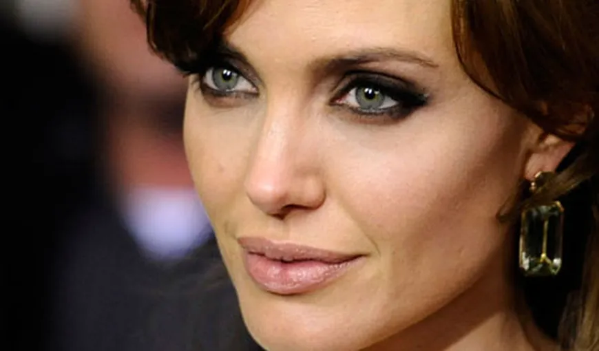 Bizara viaţă sexuală a Angelinei Jolie. Cuţite, sânge, temniţe şi bisexualitate – FOTO