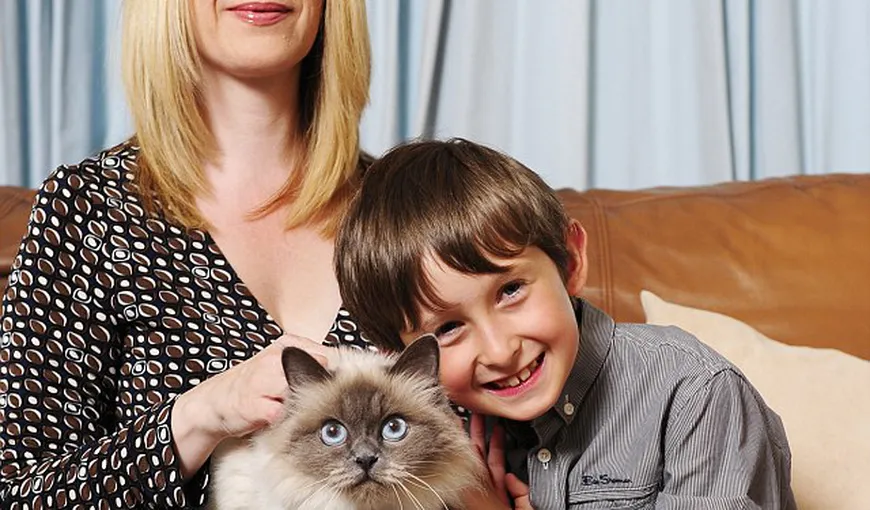 Povestea emoţionantă a băieţelui mut care a fost învăţat să vorbească de pisica lui