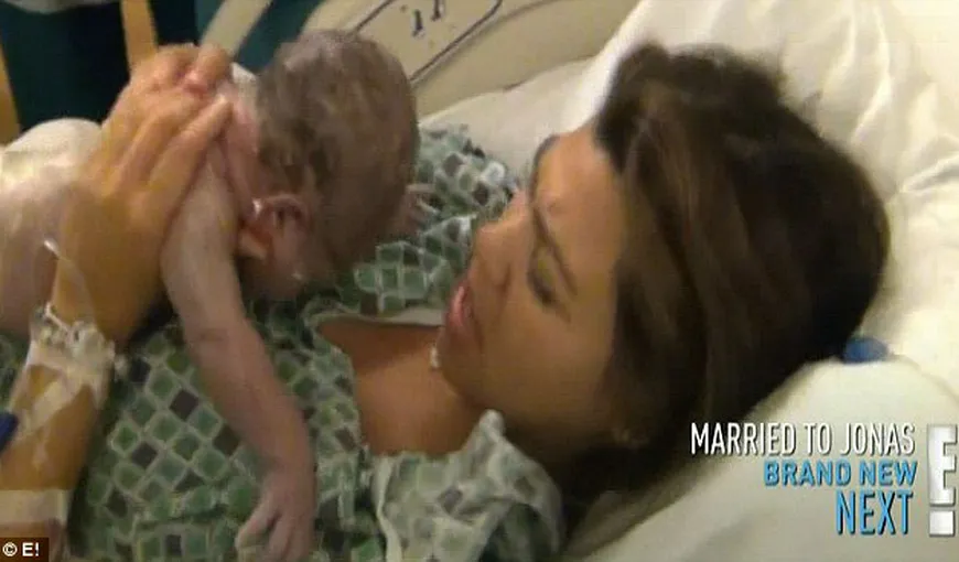 Naşterea lui Kourtney Kardashian, la TV: Vedeta, filmată cum îşi scoate copilul cu mâinile FOTO
