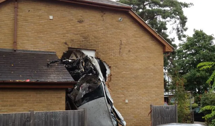 ACCIDENT BIZAR: O maşină a zburat direct la primul etaj al unei case FOTO