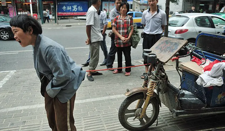 Imagini cutremurătoare în China: O fetiţă bolnavă de epilepsie, legată de mopedul bunicului FOTO
