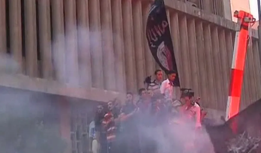 Asalt la Ambasada SUA din Cairo. Protestatarii au dat jos steagul american VIDEO