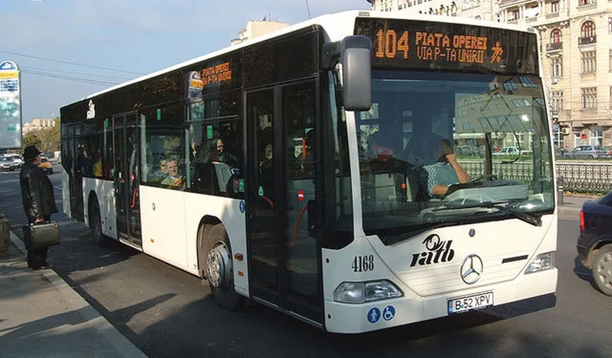 Accesul călătorilor în autobuzele RATB se face doar pe la prima uşă pentru încă 16 linii de autobuz