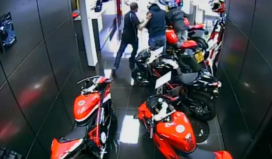 Bătaie în toată regula între hoţi şi angajaţii unui showroom de motociclete VIDEO
