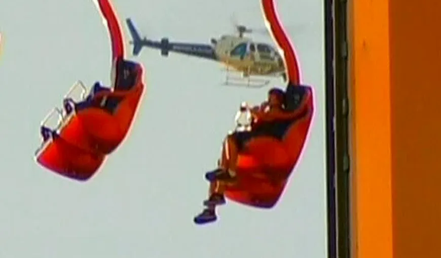 Opt persoane au petrecut Revelionul în frig, suspendate la 50 de metri în aer într-un carusel care s-a defectat