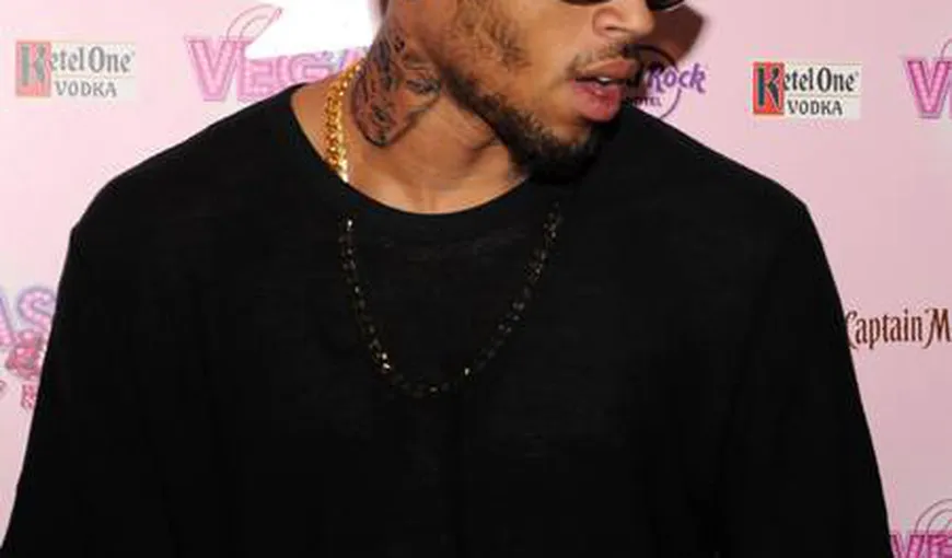 Chris Brown şi-a tatuat-o pe Rihanna pe gât FOTO