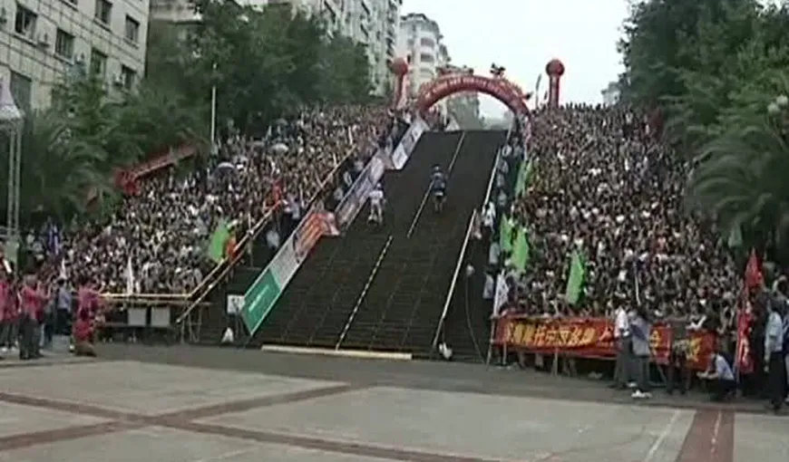 Cursă inedită în China. Concurenţii au trebuit să urce 700 de trepte cu motorul VIDEO